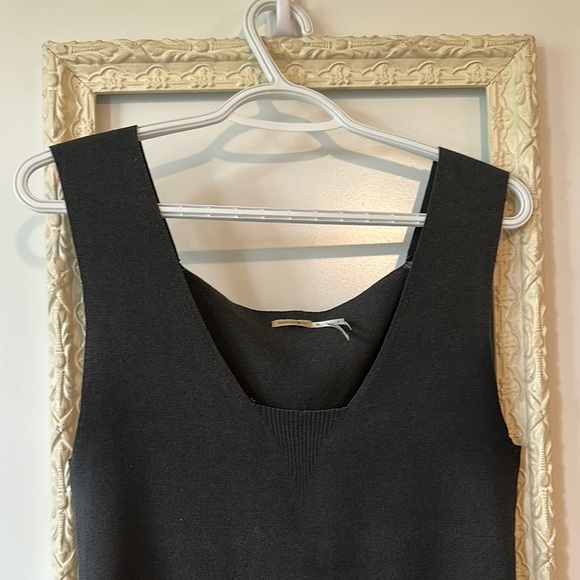 MAX STUDIO | Silk Blend Elegant Black Sleeveless Top - Picture 2 of 6